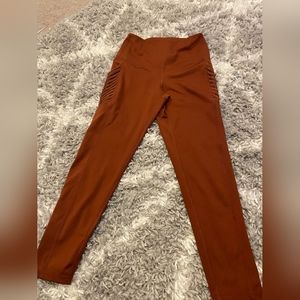 Leg-end brown leggings with pockets